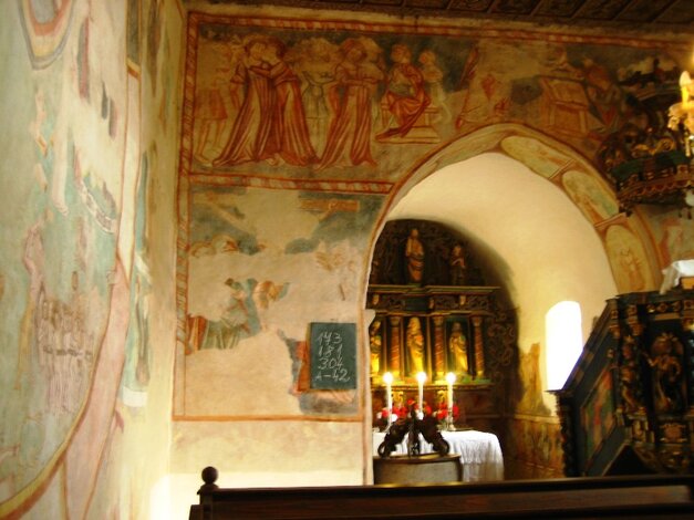 V kostole sa nachádzajú vzácne nástenné maľby s náboženským motívom, ktoré pochádzajú z konca 14. a 